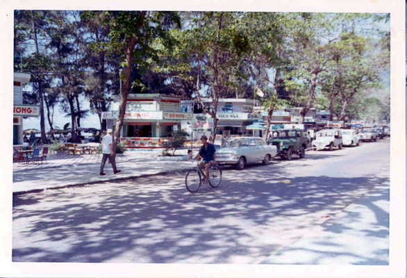 Ki- ốt dọc ven biển Bãi Trước những năm 1970